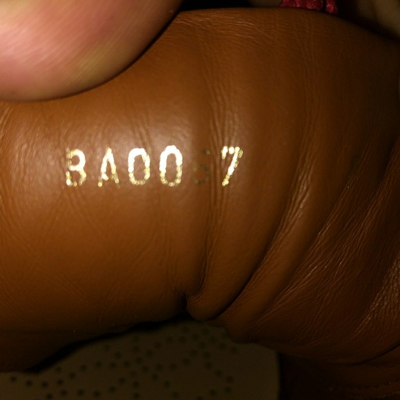 LOUIS VUITTON SNEAKERS - Picture 2 of 8